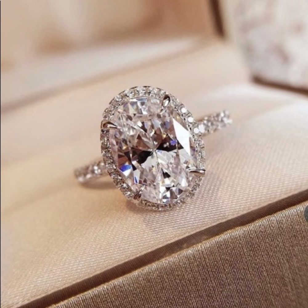 Gorgeous 5.8 Carat Cocktail Ring - Picture 4 of 5
